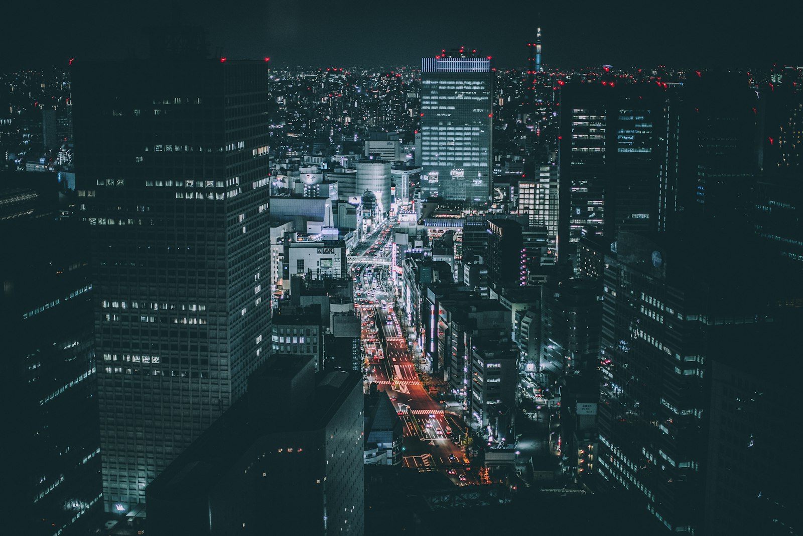 城市入夜，一盏一盏地亮起来